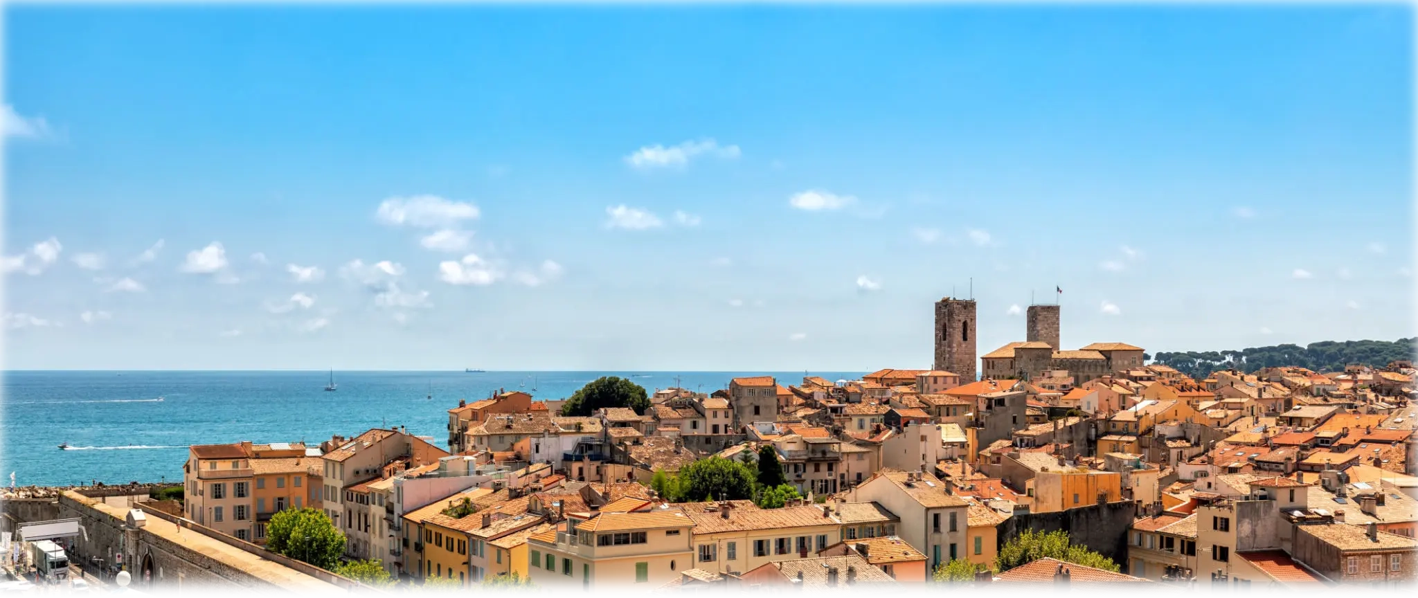 Vue de la ville d'Antibes, en Provence, sur la Côte d'Azur, une destination touristique prisée en Europe. Photo de haute qualité.